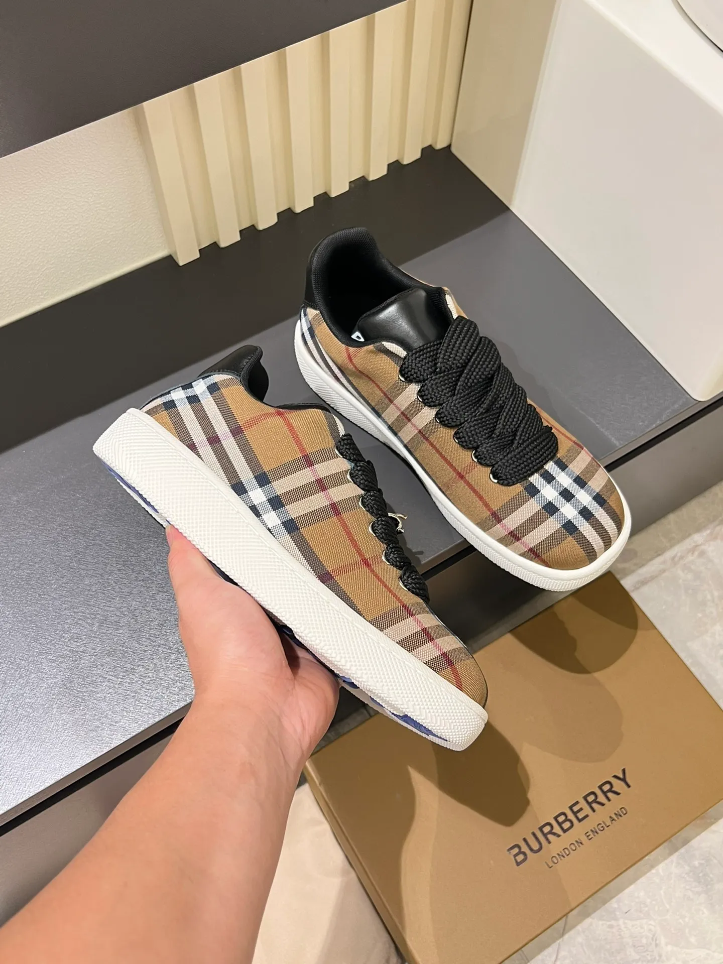 Men's shoes 💰p380 "Burberr*" new thick-soled men's casual sports shoes, cool sneakers and bread shoes, originally purchased and developed, the top version of Box series sports shoes, made of smooth calfskin fabric, embellished with embossed Equestrian Knight logo (EKD). Made of mesh lining, the laces are decorated with metal coils, the rubber soles are decorated with the Burberry letter logo, and the original molded 3.5CM two-color T men's shoes 💰pU outsole! Male 38-44 (45 customized)